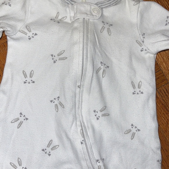 Carter’s one piece zipper footie white with light gray bunnies & bunny feet 3 Mo - Picture 1 of 6